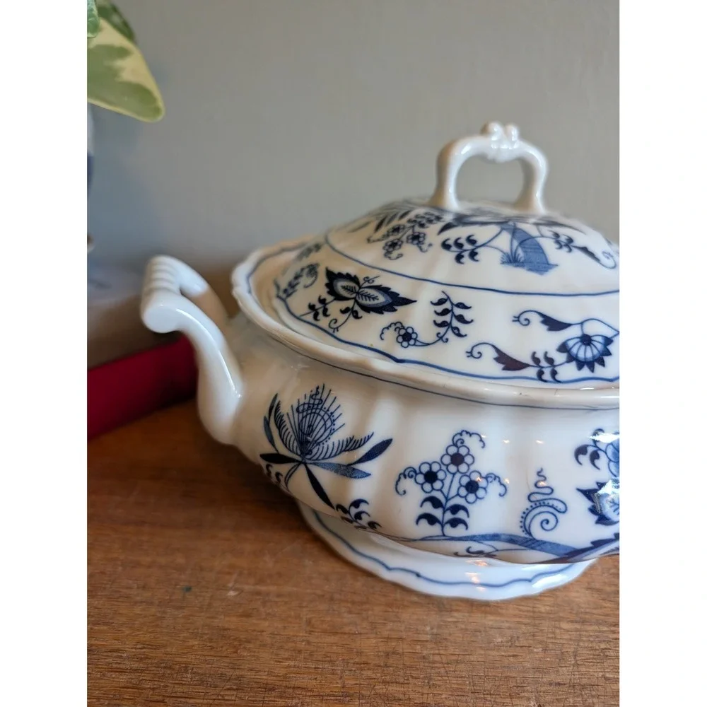 Blue Danube Vintage Round Covered Vegetable Bowl Blue Onion Japan Porcelain